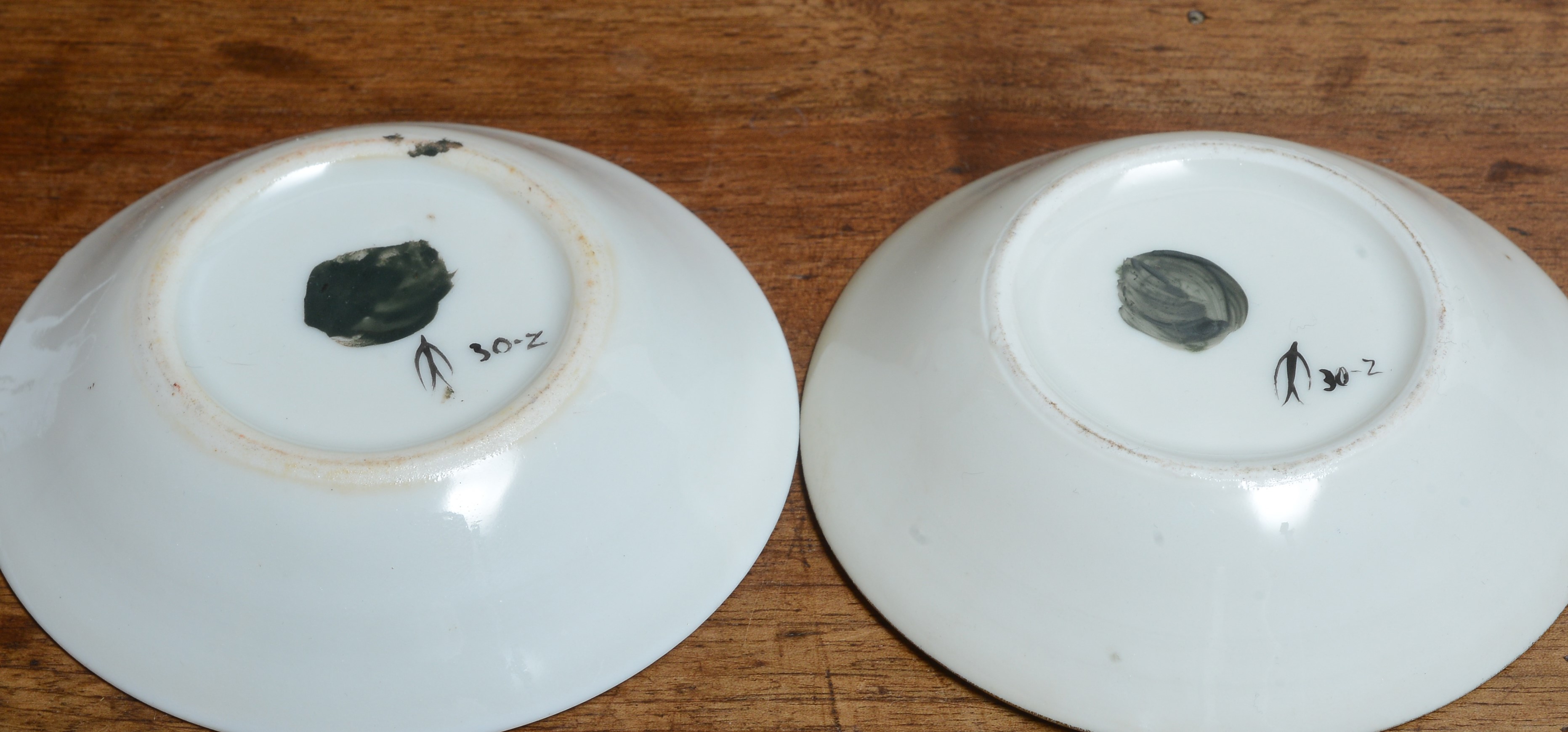 Quattro piccole tazzine con piattino