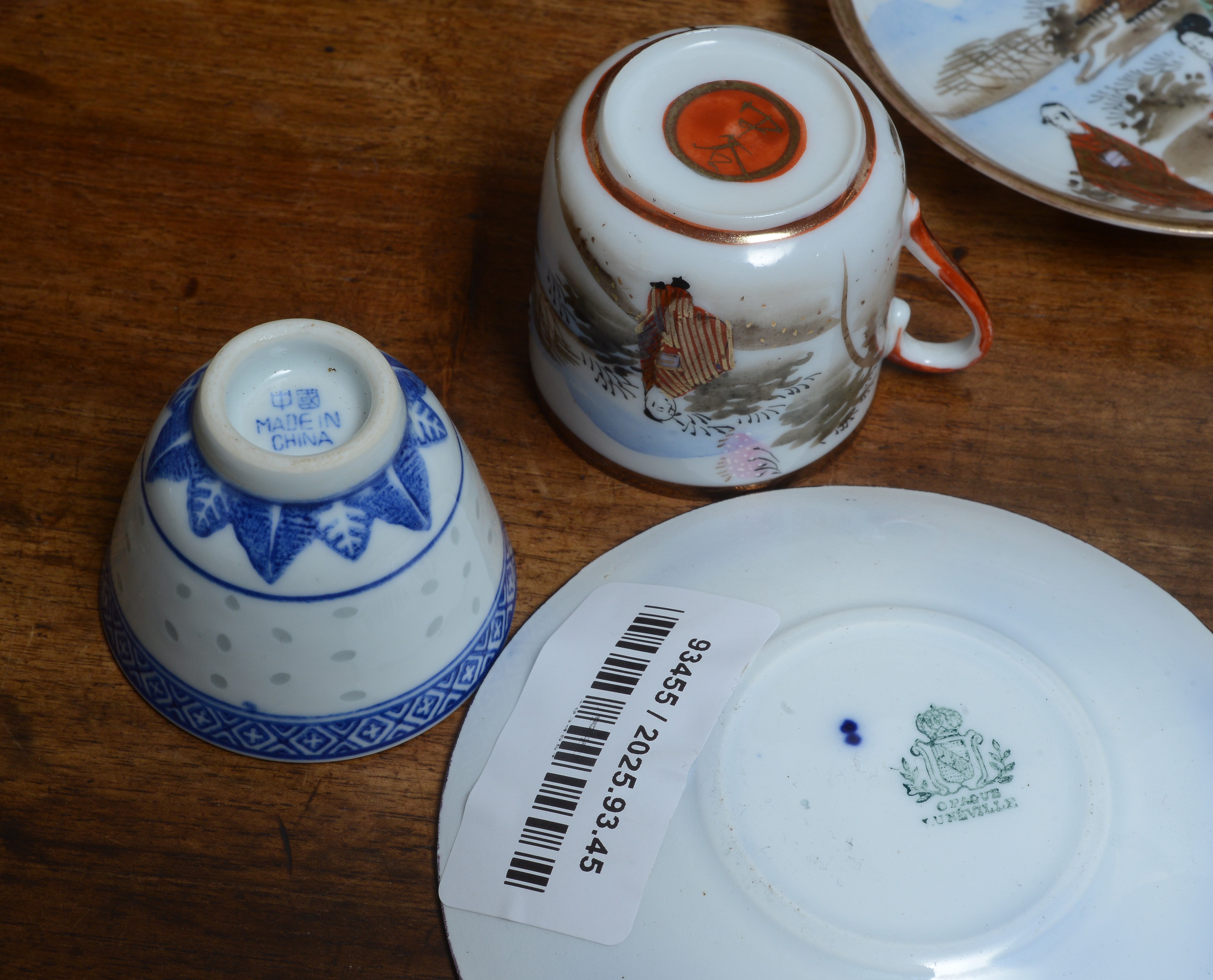 Quattro tazzine con relativi piattini