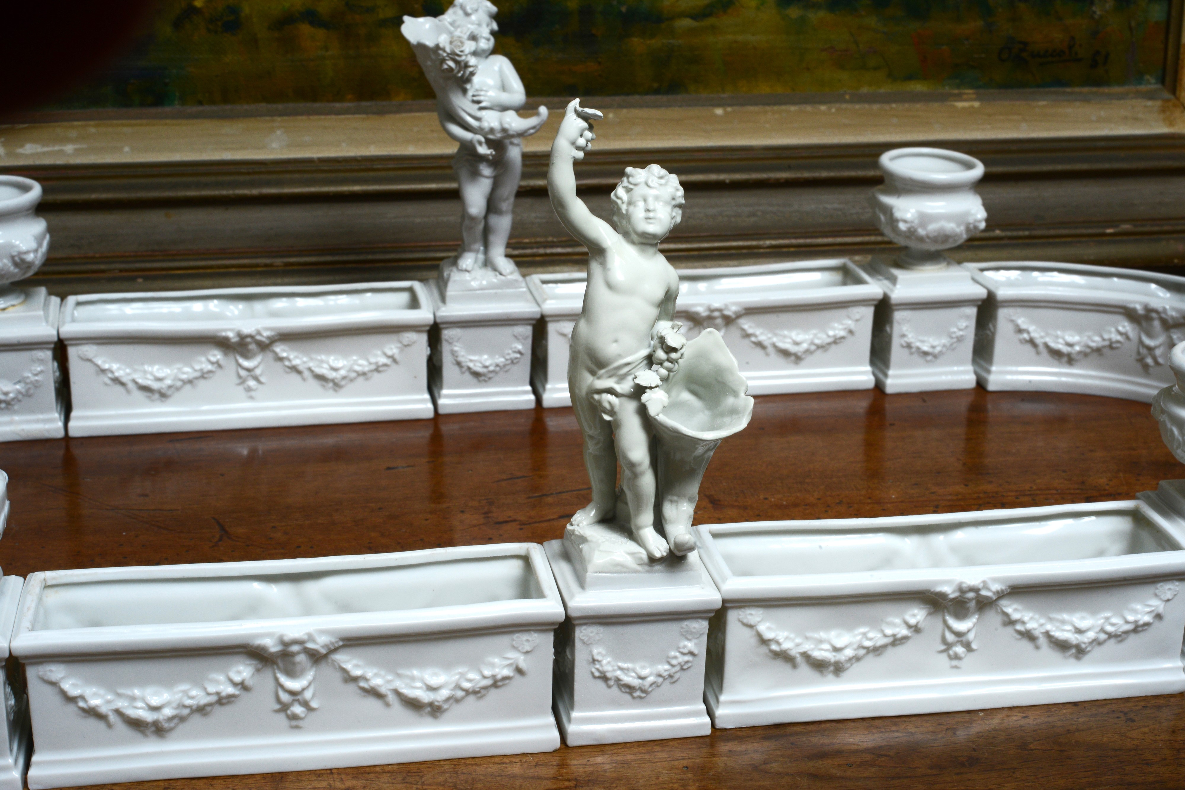 Grande centrotavola composto da sedici pezzi