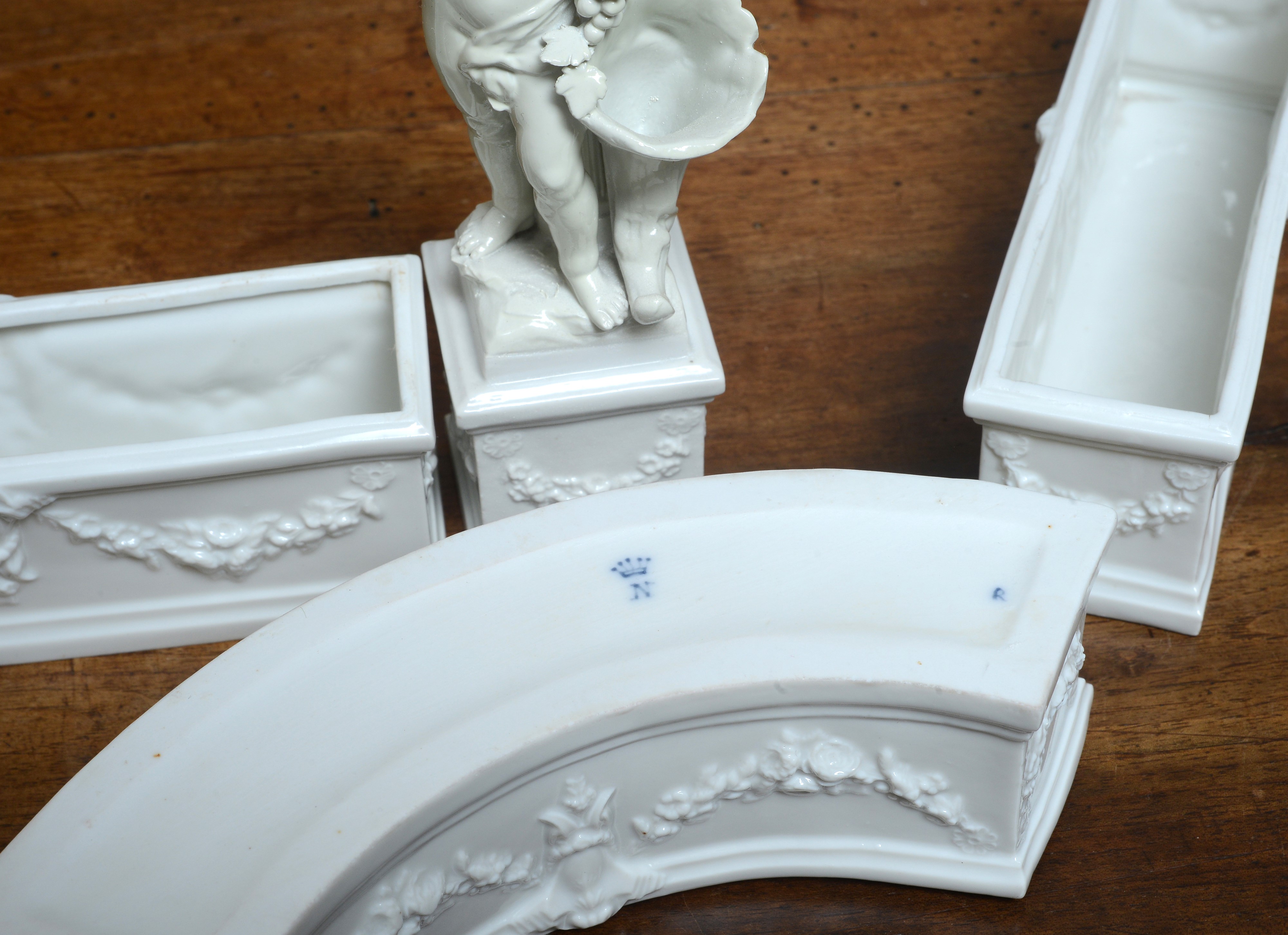 Grande centrotavola composto da sedici pezzi