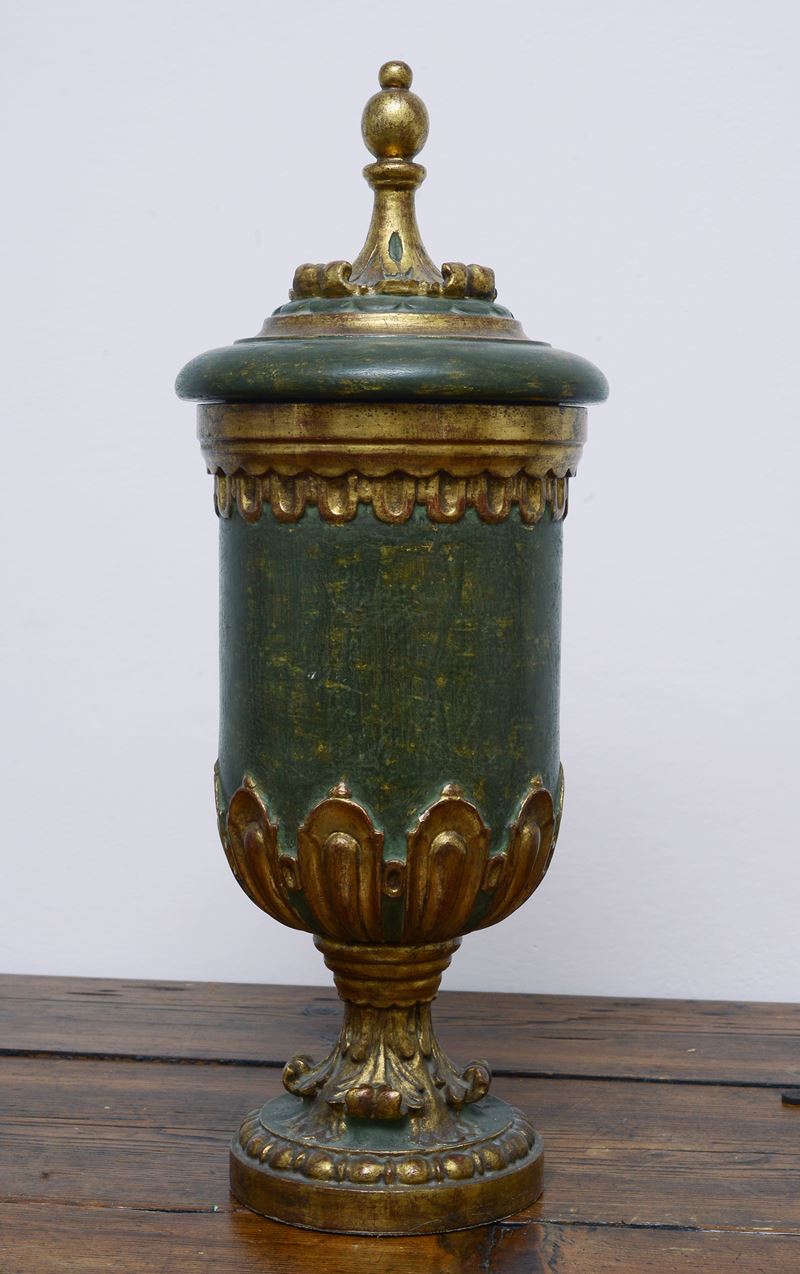 Vaso ad urna con coperchio