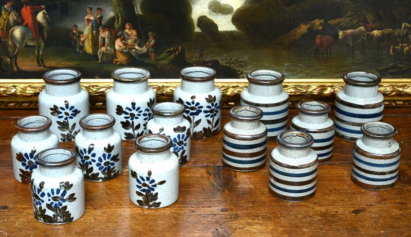 Quattordici vasi cilindrici