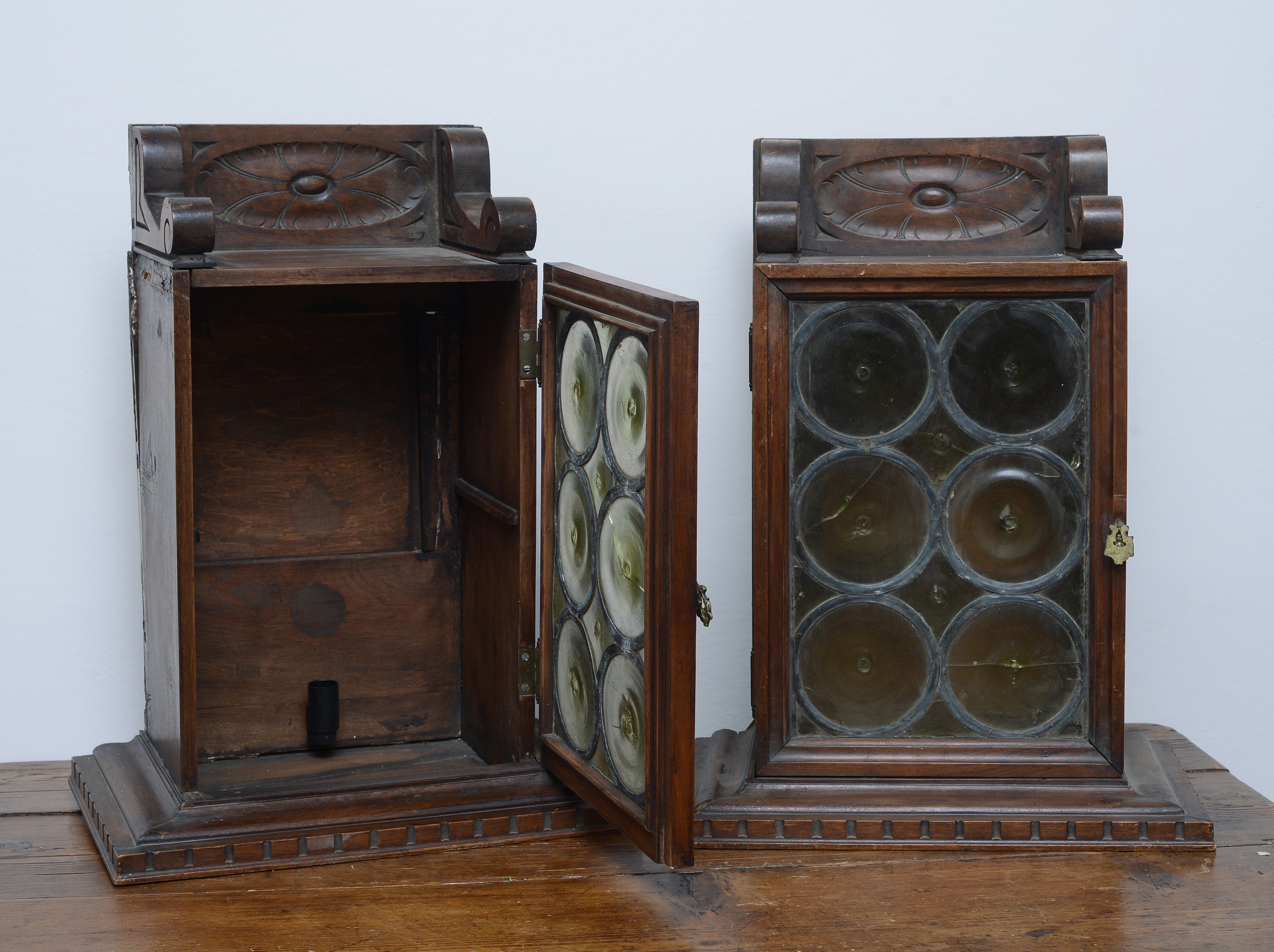 Coppia di armadietti pensili