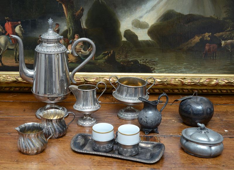 Lotto composto da undici oggetti