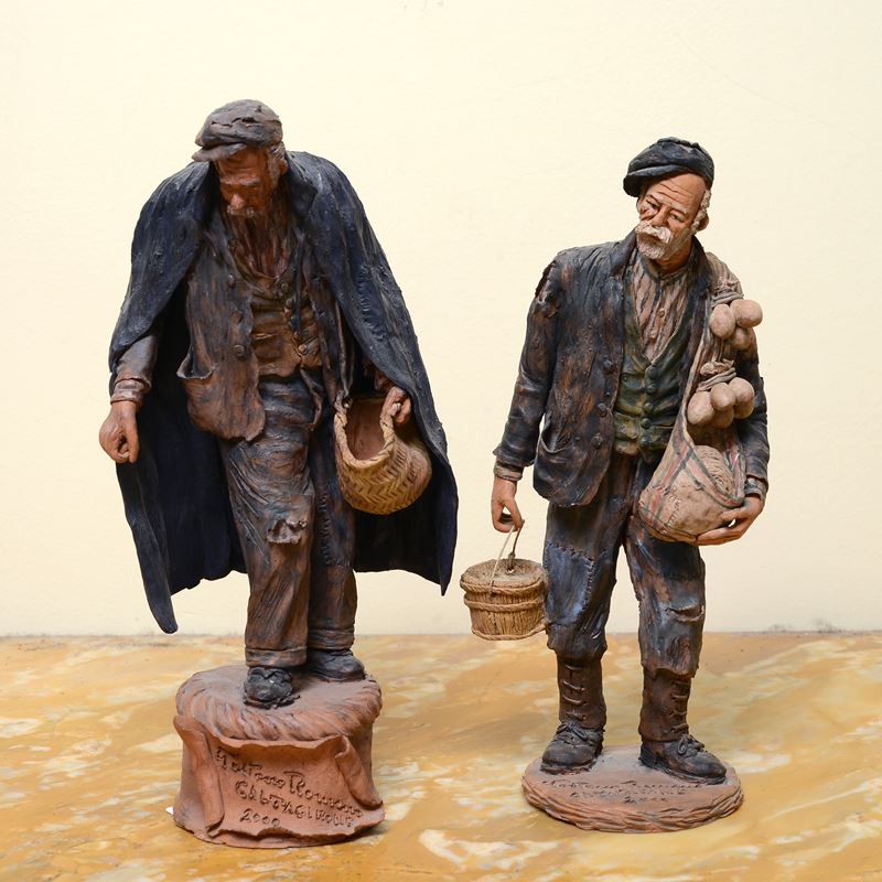 Uomo con cesto e venditore di formaggio