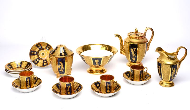 Servito da te' in porcellana policroma dorata con decorazioni di putti su sfondo blu