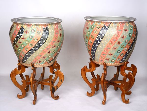2 vasi grandi in ceramica policroma con decorazioni musive policrome 