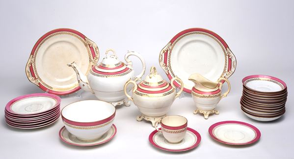 Servito da tè in ceramica con dettagli rosa e motivi decorativi in oro   - Asta DIPINTI, ARREDI E OGGETTI D'ARTE - Pananti Online