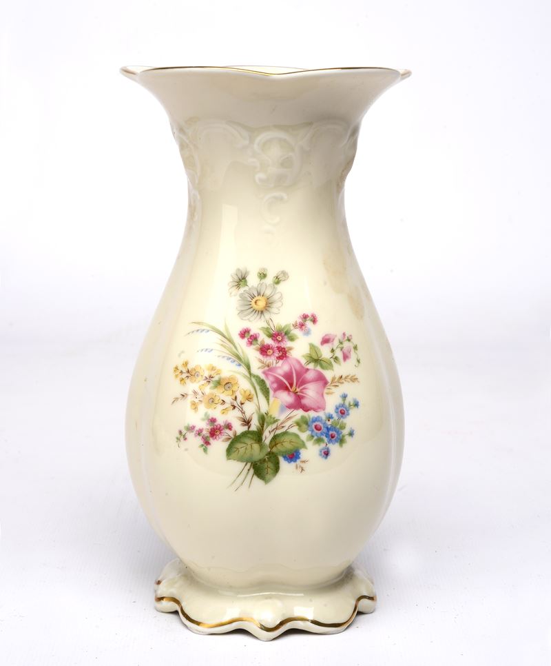Vaso con fiori viola con bordi oro