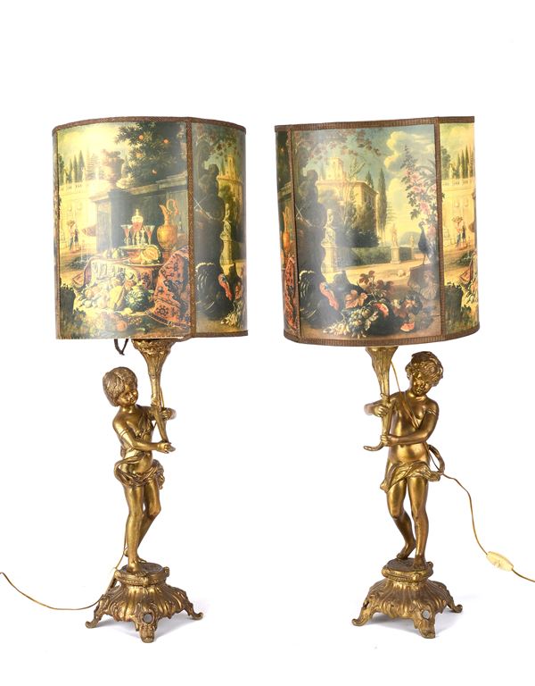 coppia di lampade scultura in metallo dorato con paralume con stampa