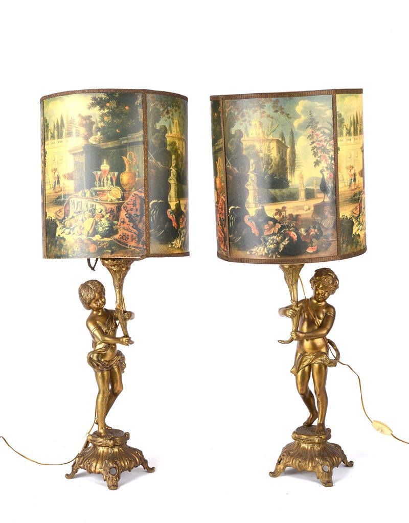 coppia di lampade scultura in metallo dorato con paralume con stampa