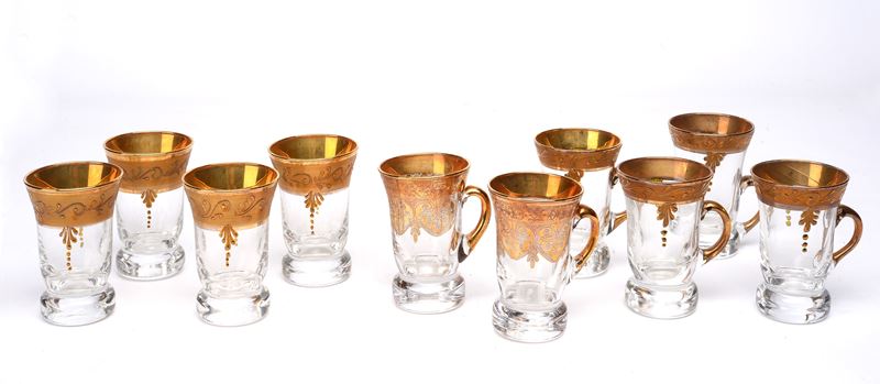 6 tazzine e 4 bicchierini in vetro con bordo e manico decorati in oro a motivi vegetali