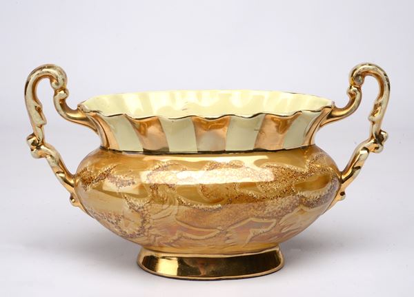 Vaso ovale in ceramica biansato ocra ed oro   - Asta DIPINTI, ARREDI E OGGETTI D'ARTE - Pananti Online