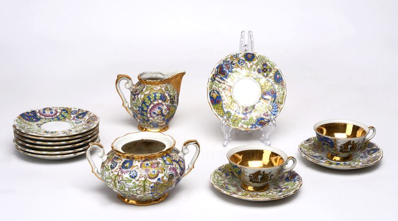 Servito in ceramica policroma con bordo oro e decorazioni floreali verdi e blu