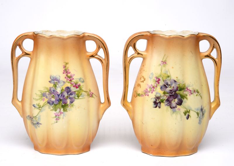 2 vasi biansati in ceramica con decorazioni a fiori viola