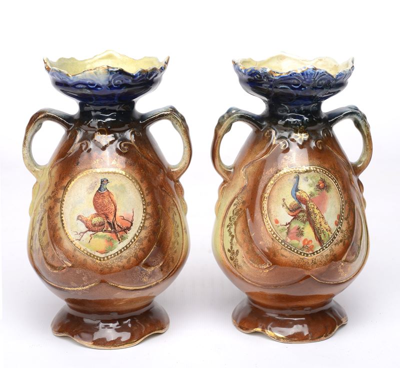 N. 2 vasi biansati in ceramica con decorazione di fagiani