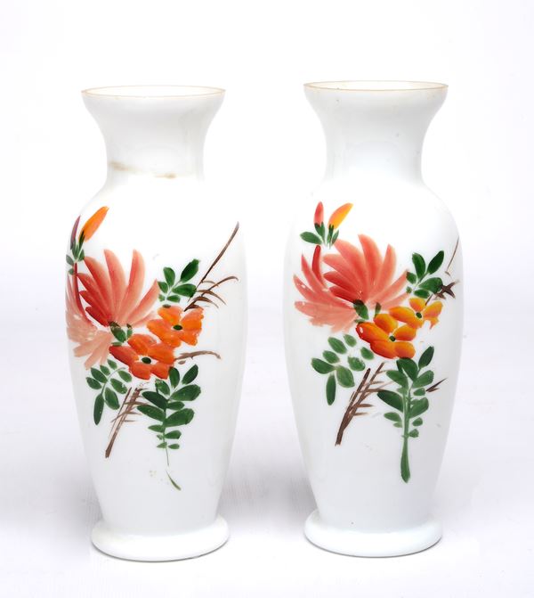 2 vasi monofiore con decorazioni a floreali arancio   - Asta DIPINTI, ARREDI E OGGETTI D'ARTE - Pananti Online