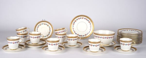 Servito in ceramica con bordo in oro e decorazioni floreali   - Asta DIPINTI, ARREDI E OGGETTI D'ARTE - Pananti Online