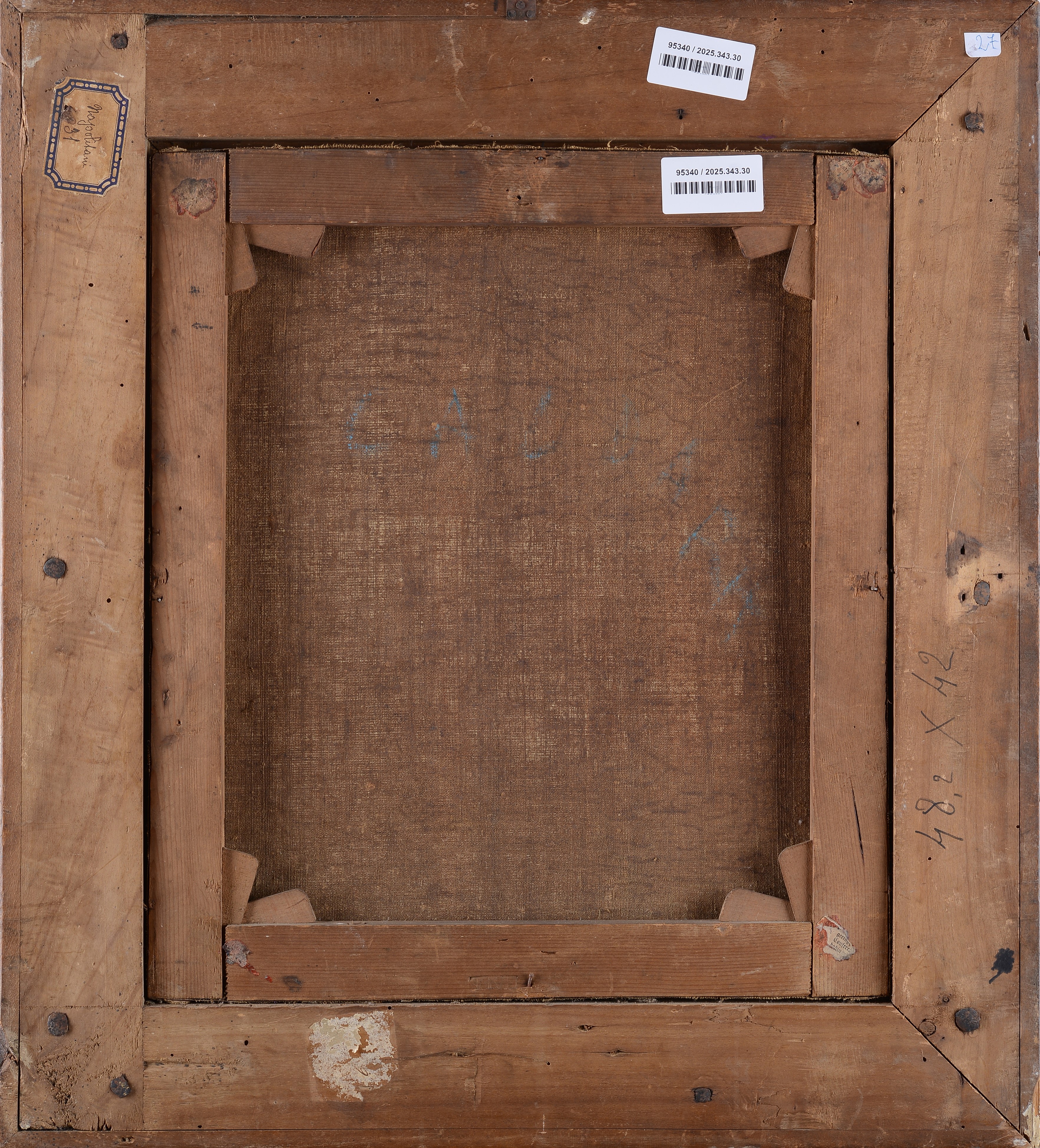 Ragazza con nastro rosso e fiori