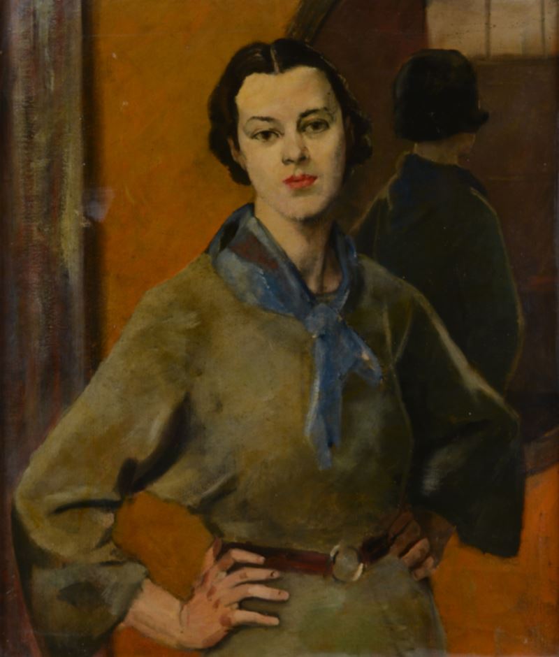 Giovane donna con camicia verde