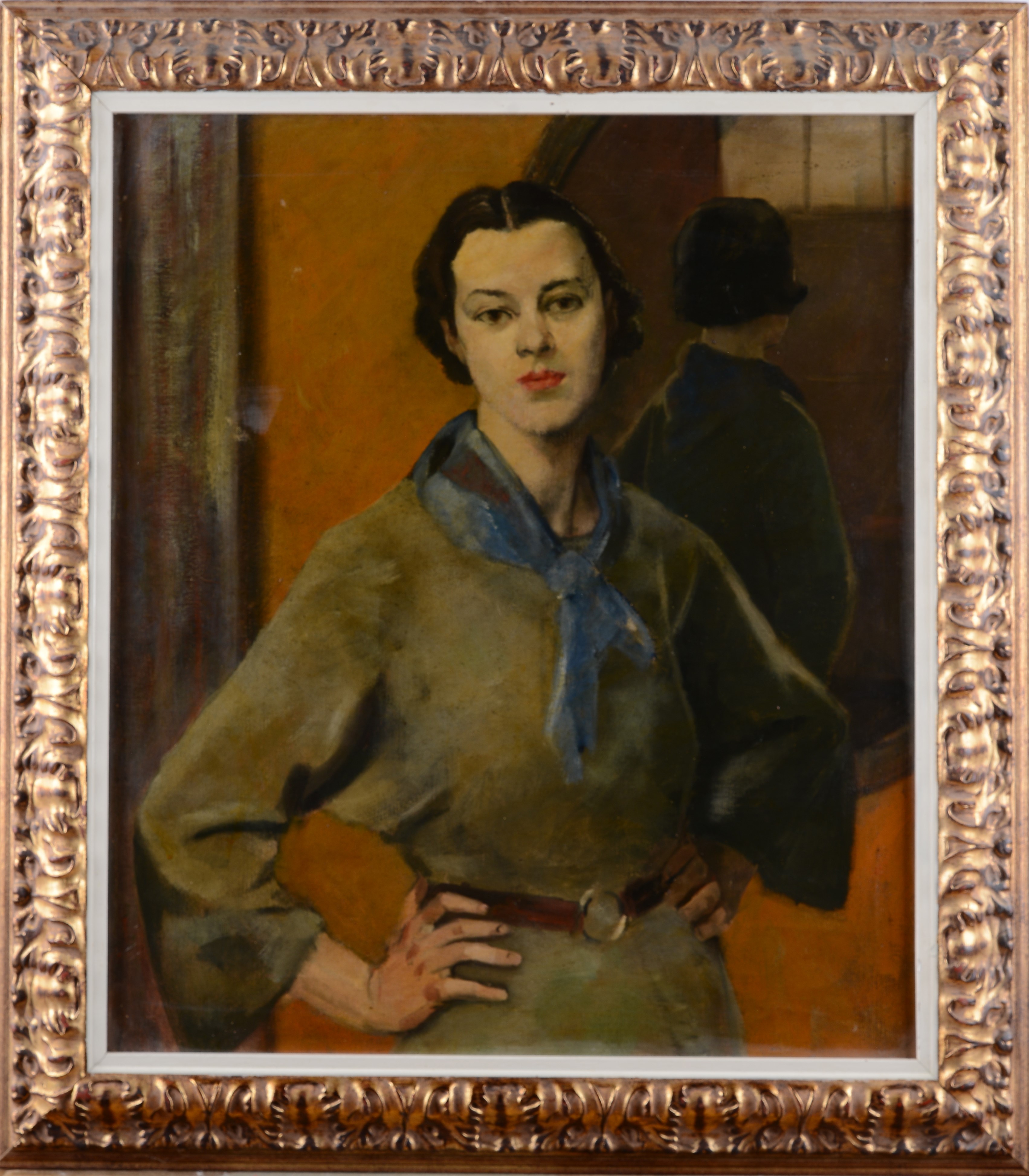 Giovane donna con camicia verde