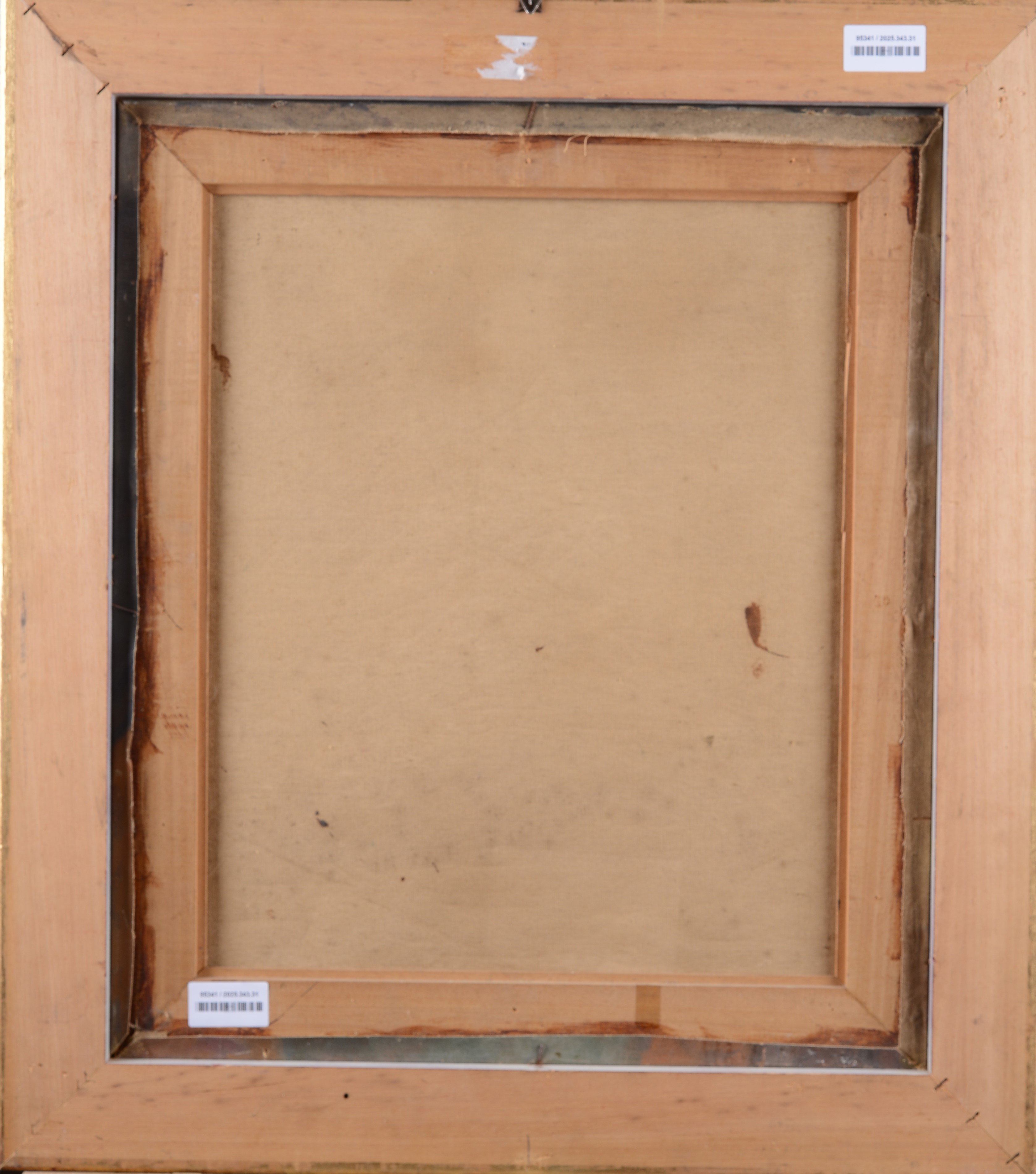 Giovane donna con camicia verde