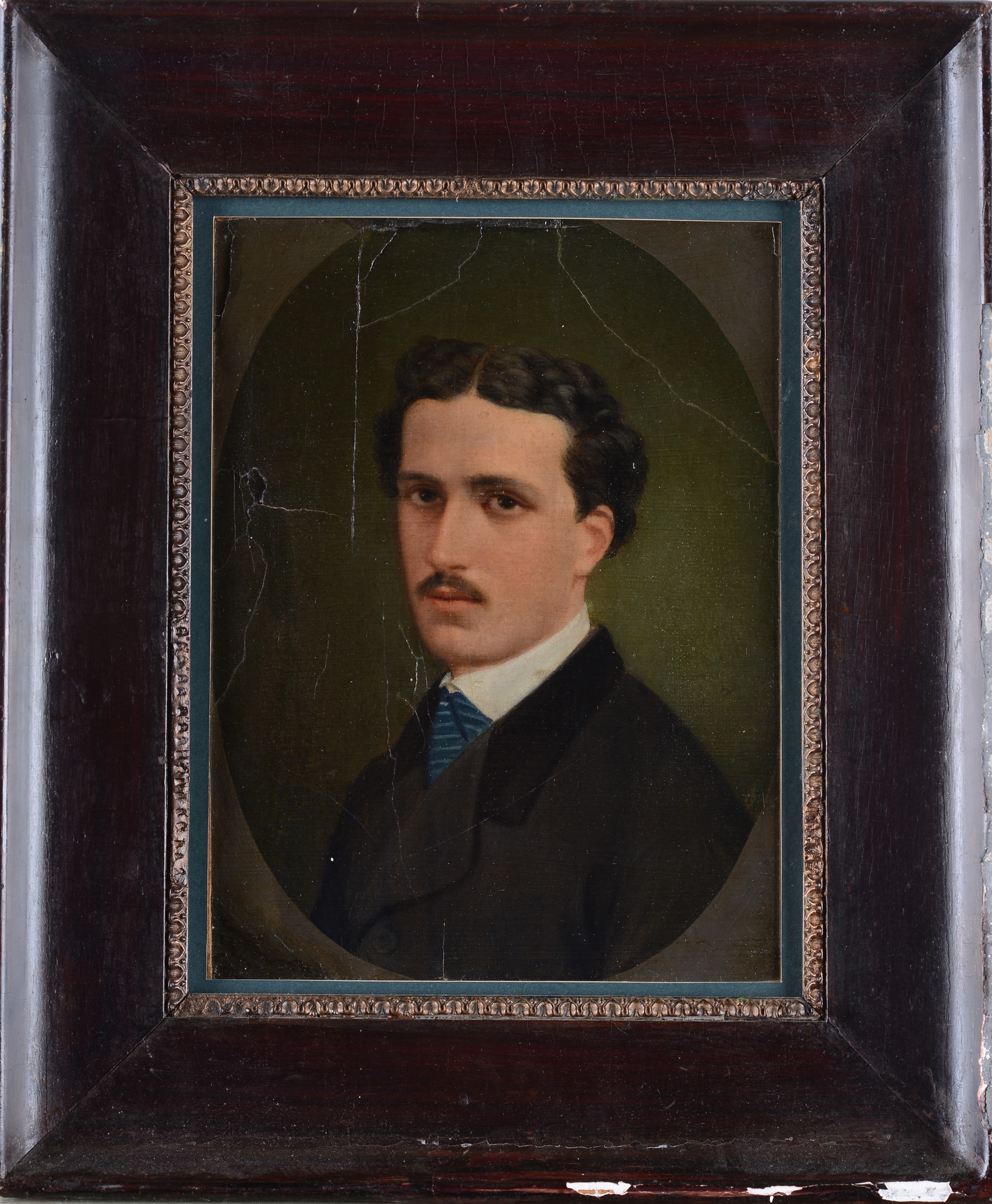 Ritratto di giovane uomo con baffi