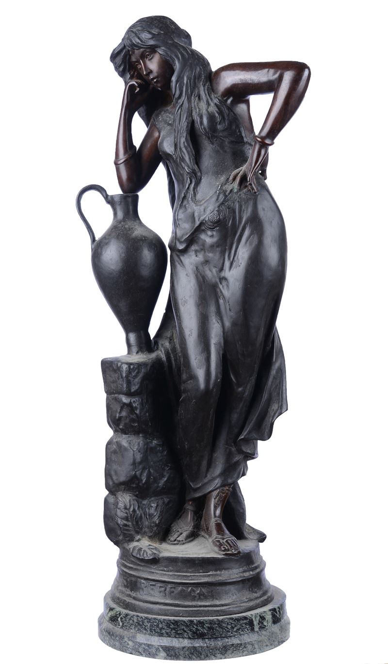 Donna con anfora in bronzo