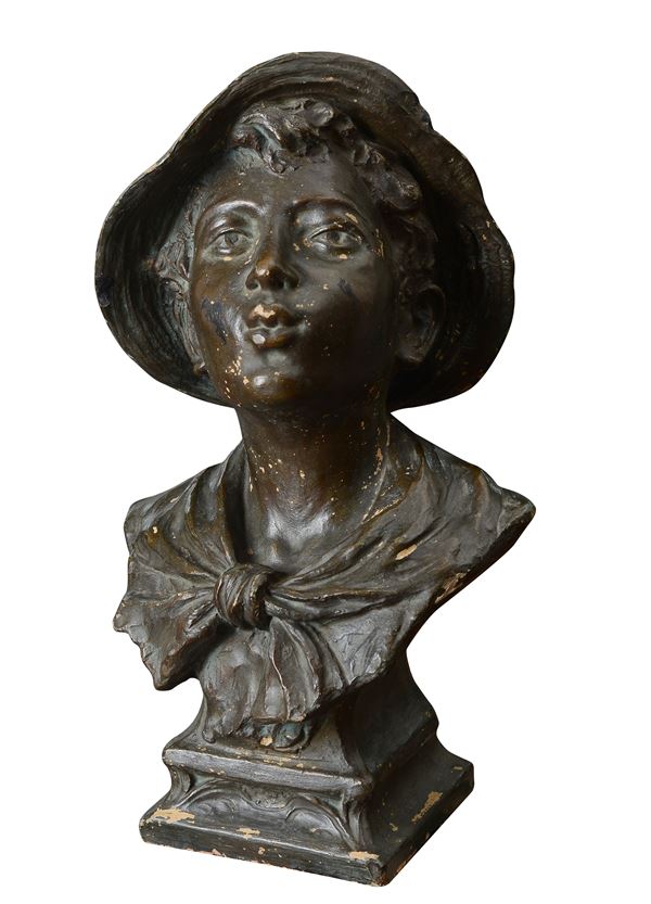 Busto di ragazzo con capello in paglia