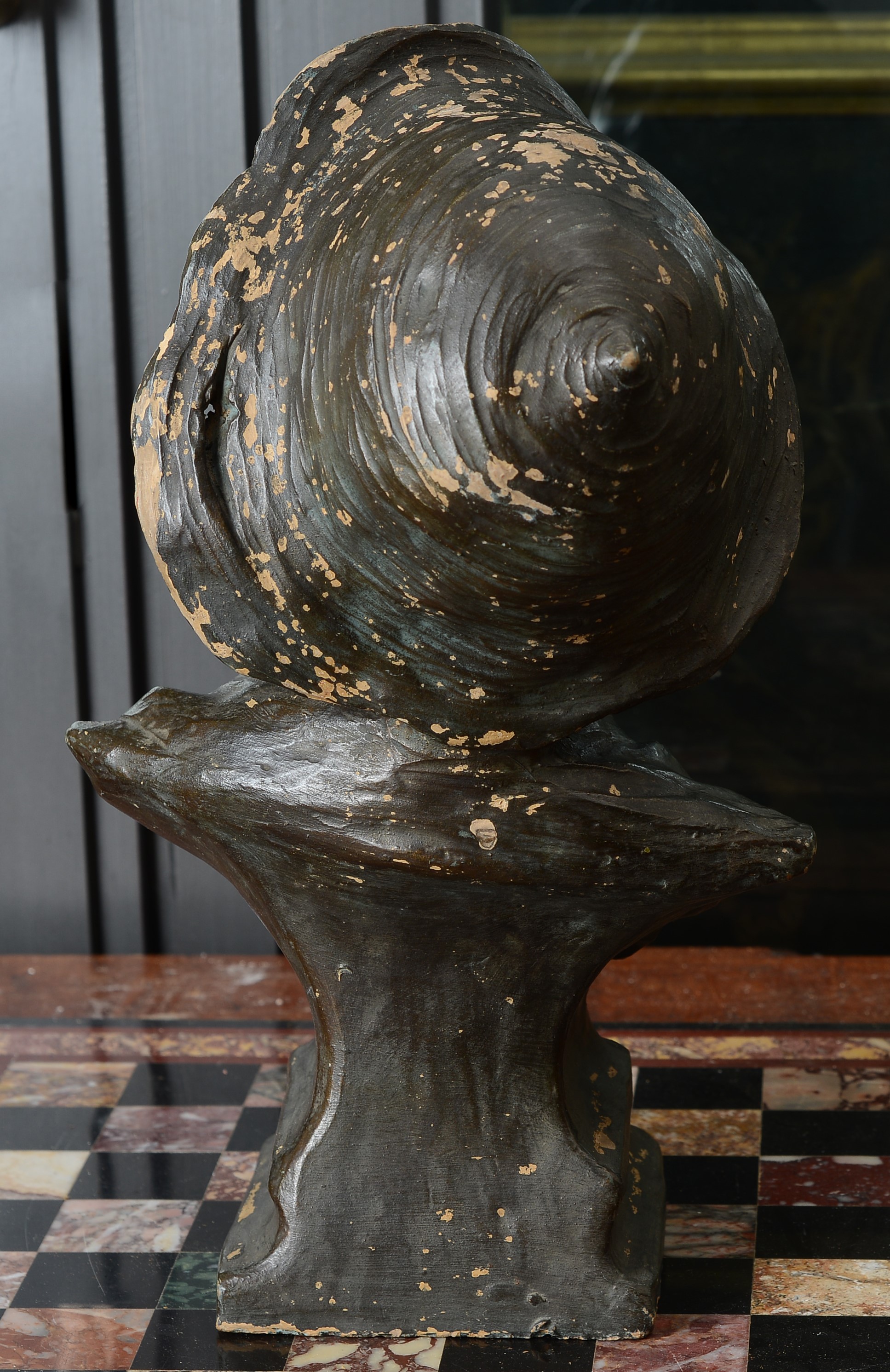 Busto di ragazzo con capello in paglia