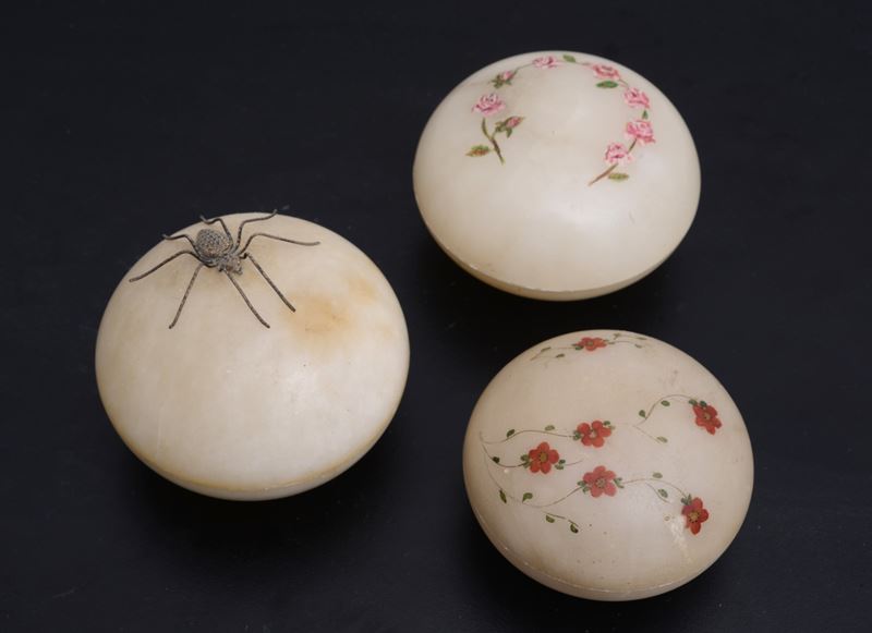 Tre scatoline circolari