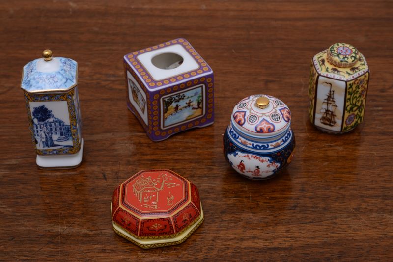 Gruppo di cinque scatoline