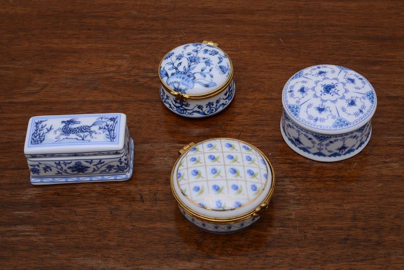 Gruppo di quattro scatoline