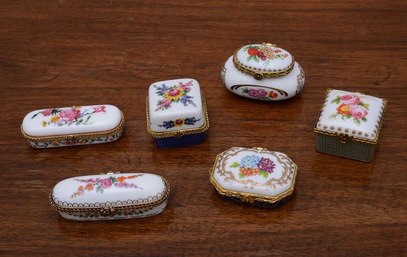 Gruppo di sei scatoline