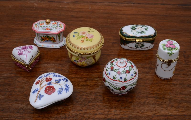 Gruppo di sette scatoline