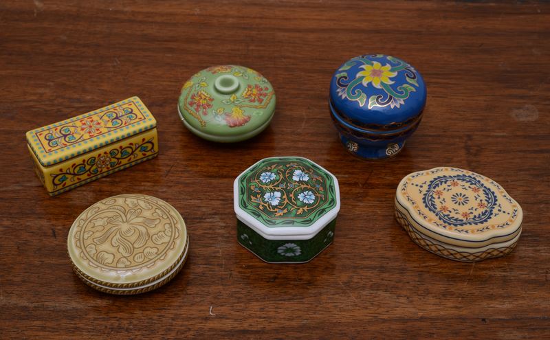 Gruppo di sei scatoline