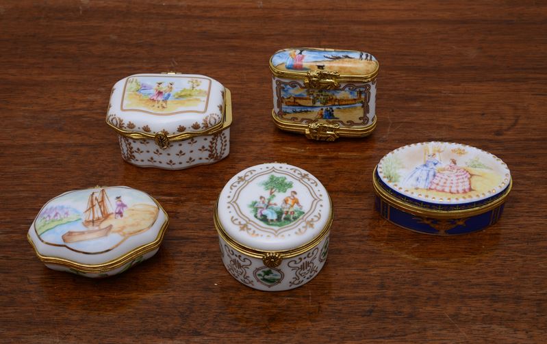 Gruppo di cinque scatoline