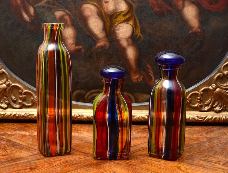 Tre bottiglie a canne verticali