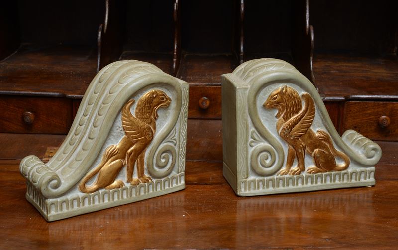 Coppia di reggilibri a mensola