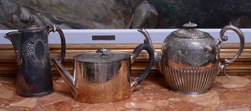 Lotto composto da due teiere e una lattiera