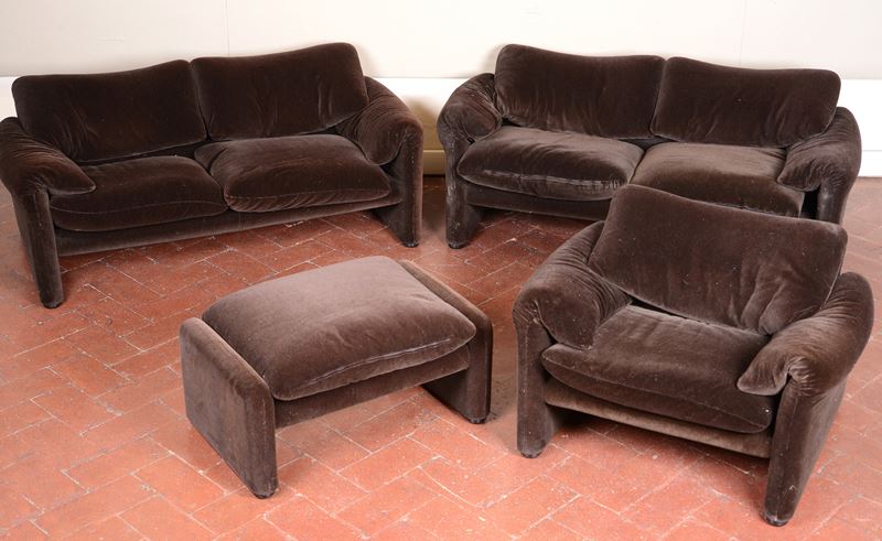 Due divani, una poltrona e un puff