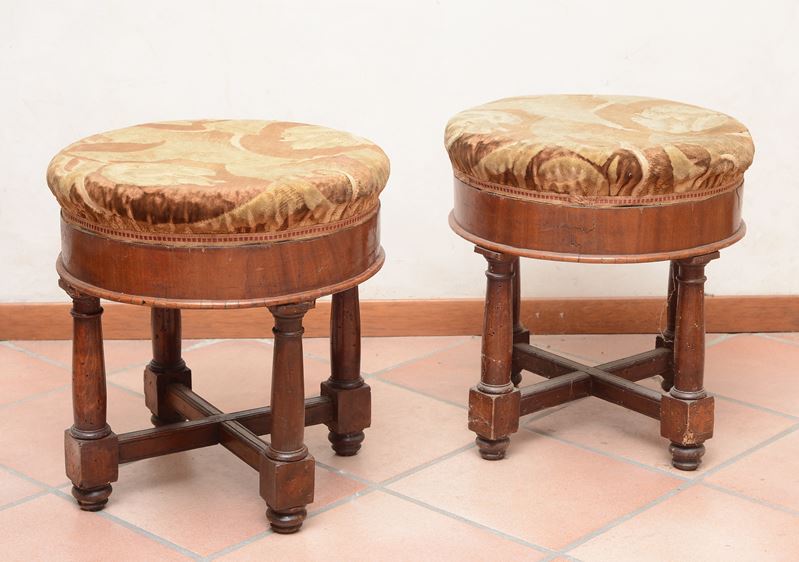 Coppia di sgabelli circolari