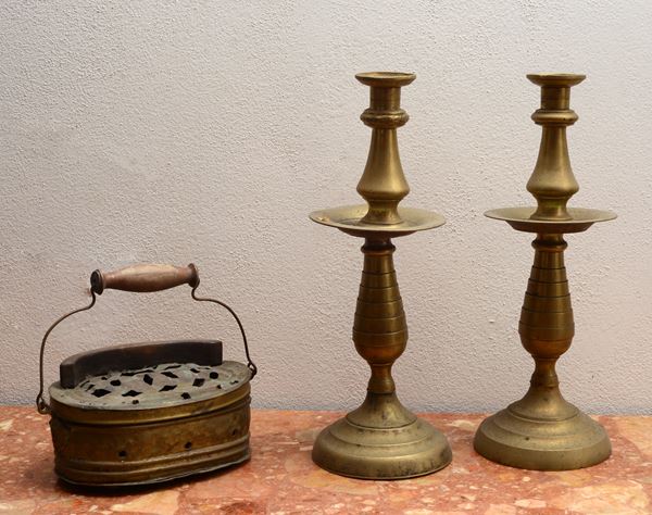 Coppia di candelieri e uno scaldino