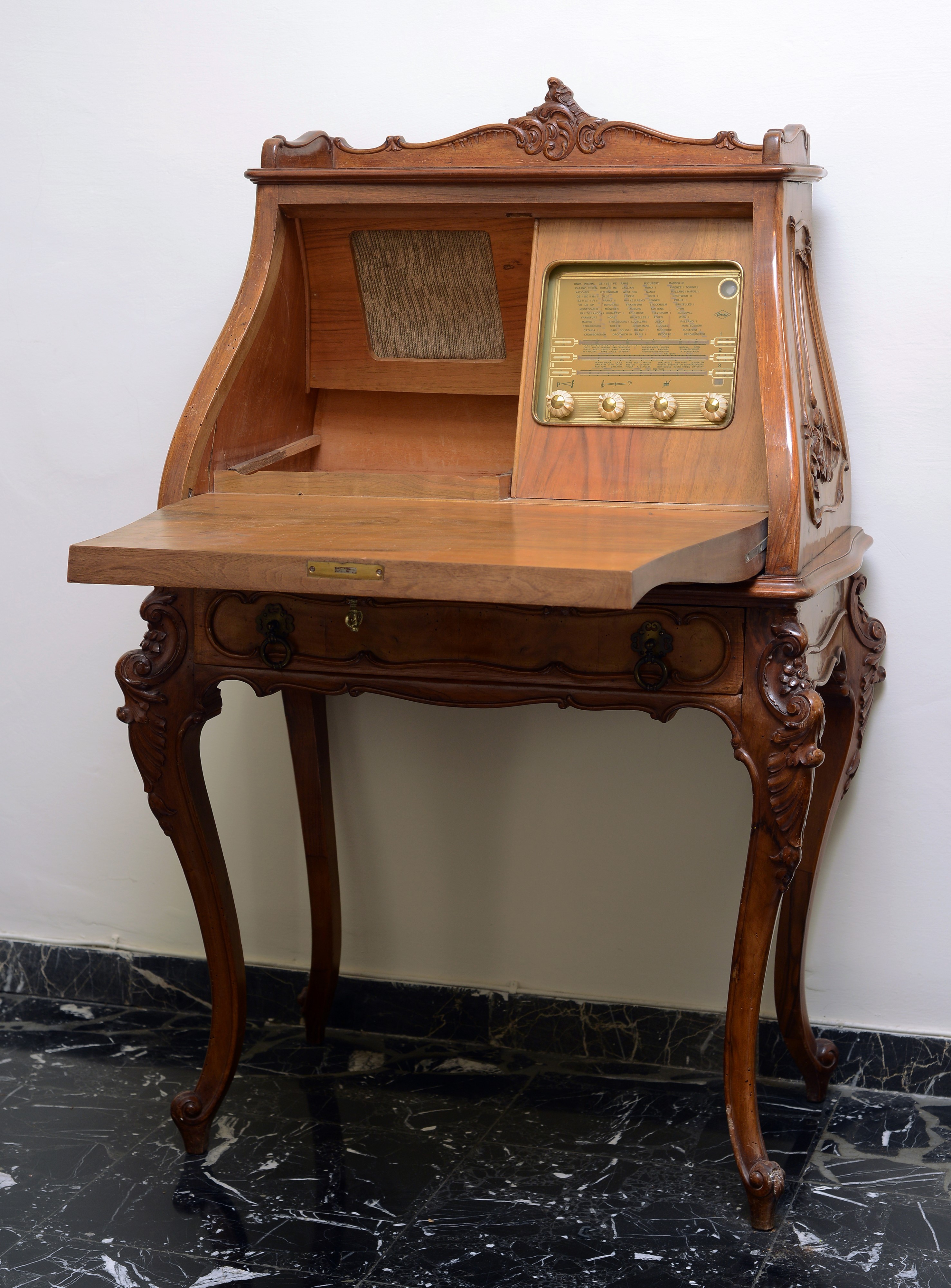 Coppia di scrittoi a ribalta