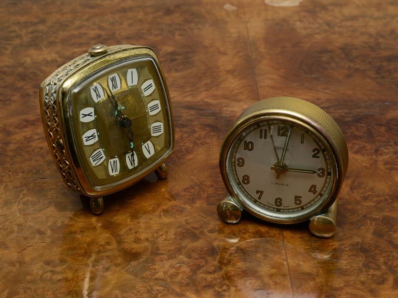 Due sveglie da tavolo