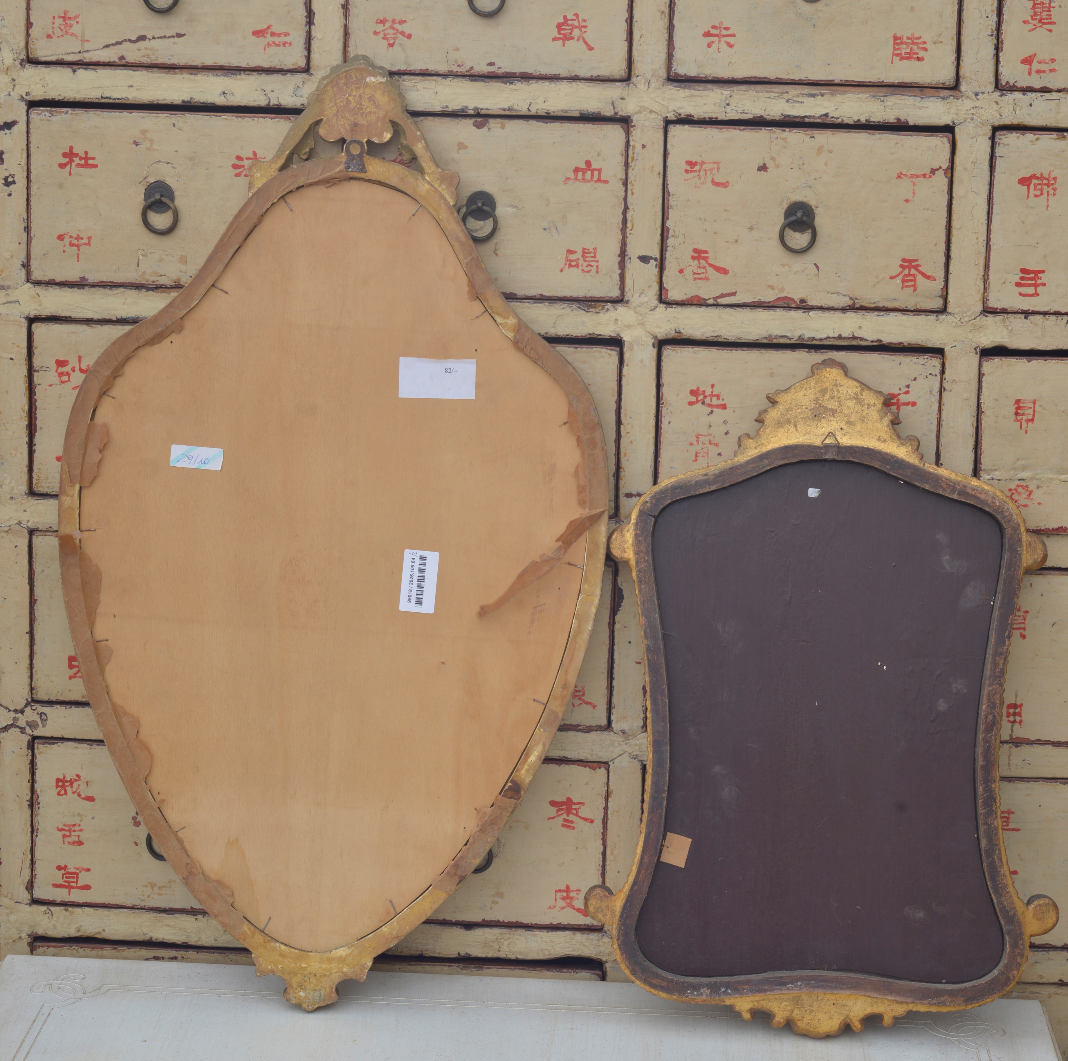 Due specchi in legno dorato sagomato
