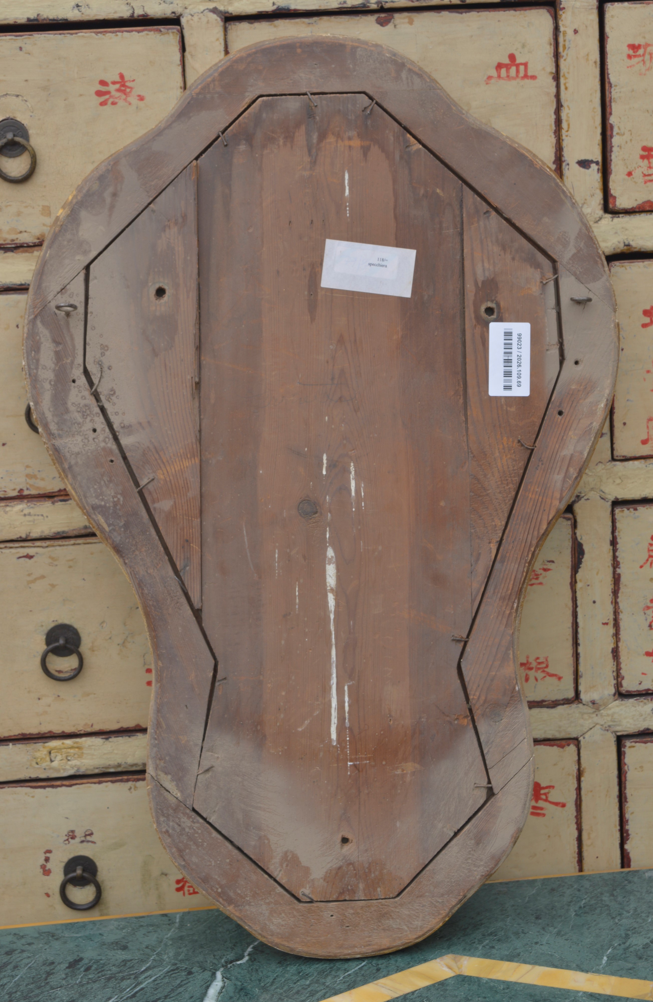 Specchio, legno dorato a forma di scudo, cm. 71x46