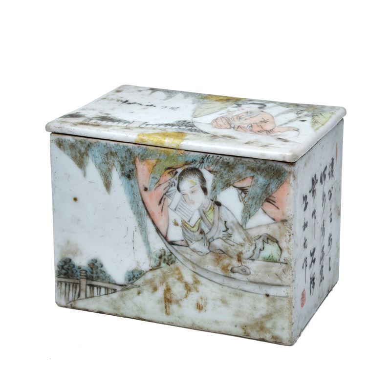 Scatola con coperchio con personaggi e ideogrammi