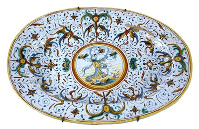Vassoio ovale in maiolica con decoro policromo a grottesche, Deruta, XVIII secolo