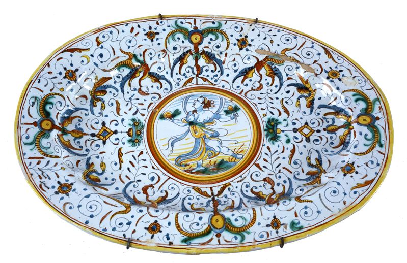 Vassoio ovale in maiolica con decoro policromo a grottesche, Deruta, XVIII secolo